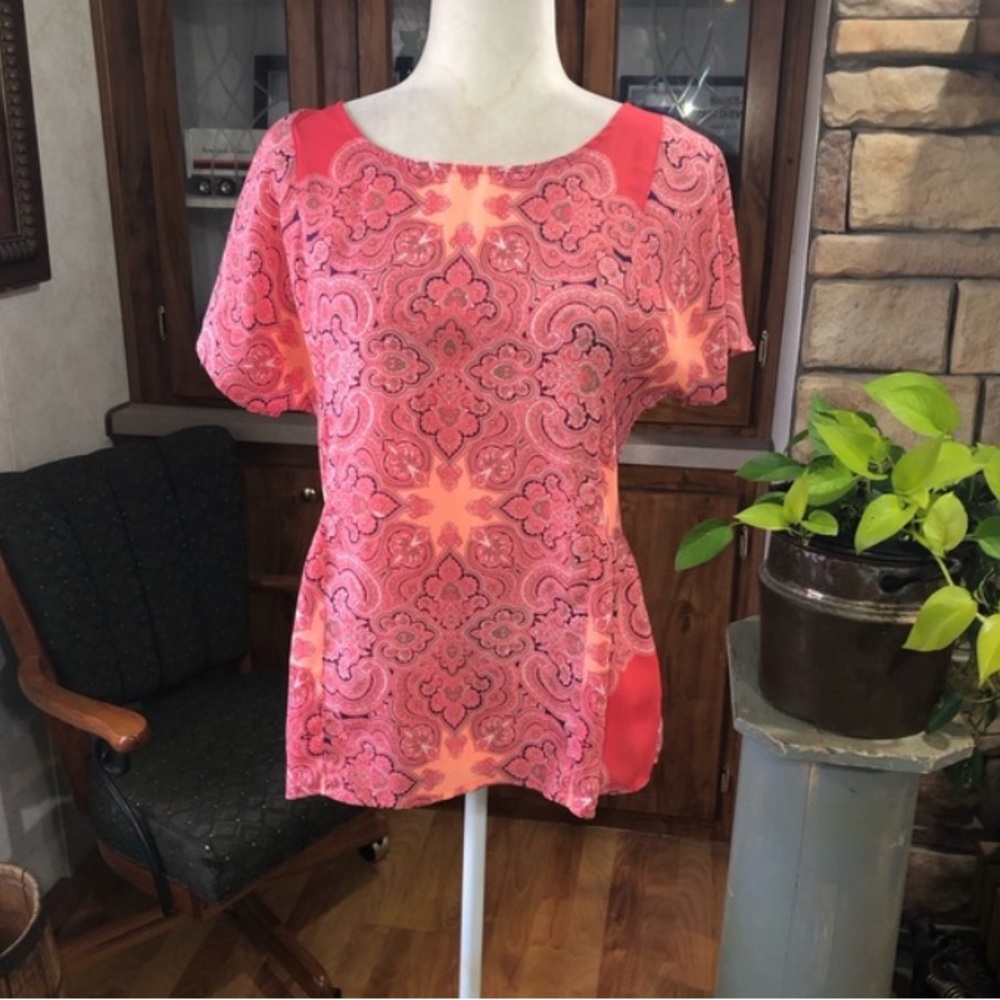 ANA SIZE MEDIUM MULTICOLORED SHORT SLEEVE TOP. PLEATED ON SIDE.